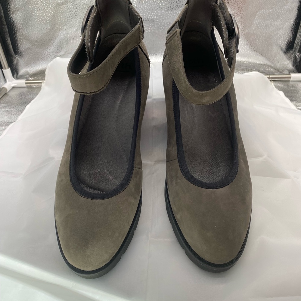 Women’s Earth Gray/Black Wedge Ankle Strap Shoes NWOB